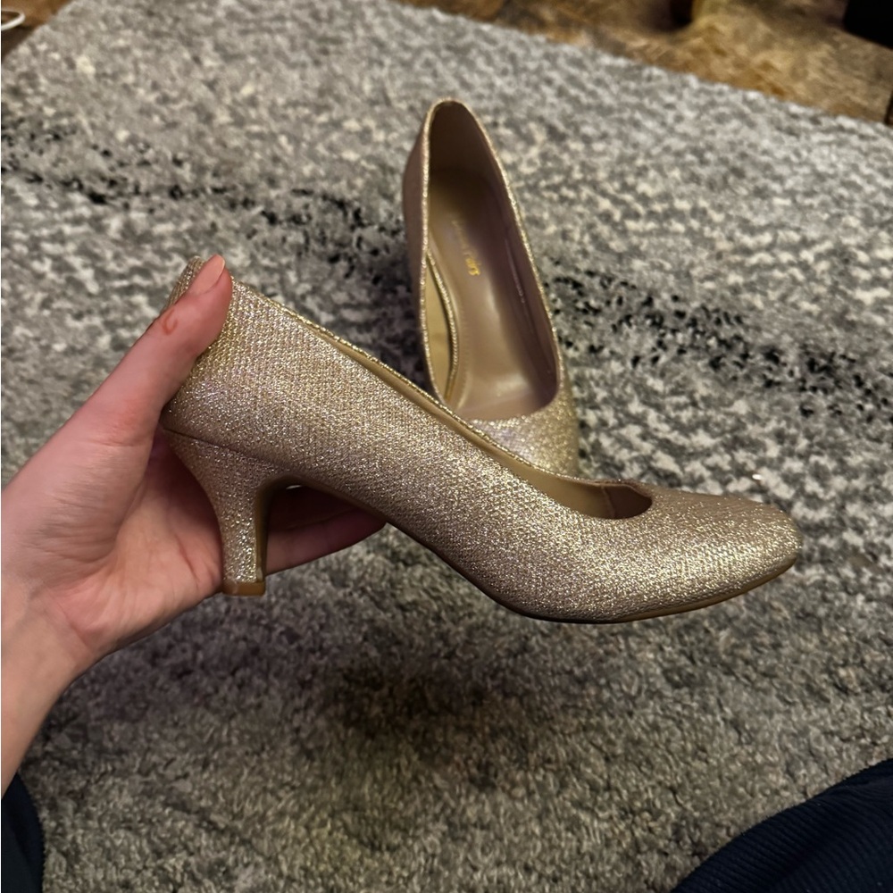 Elegant Gold Women's Shoes - Picture 2 of 3